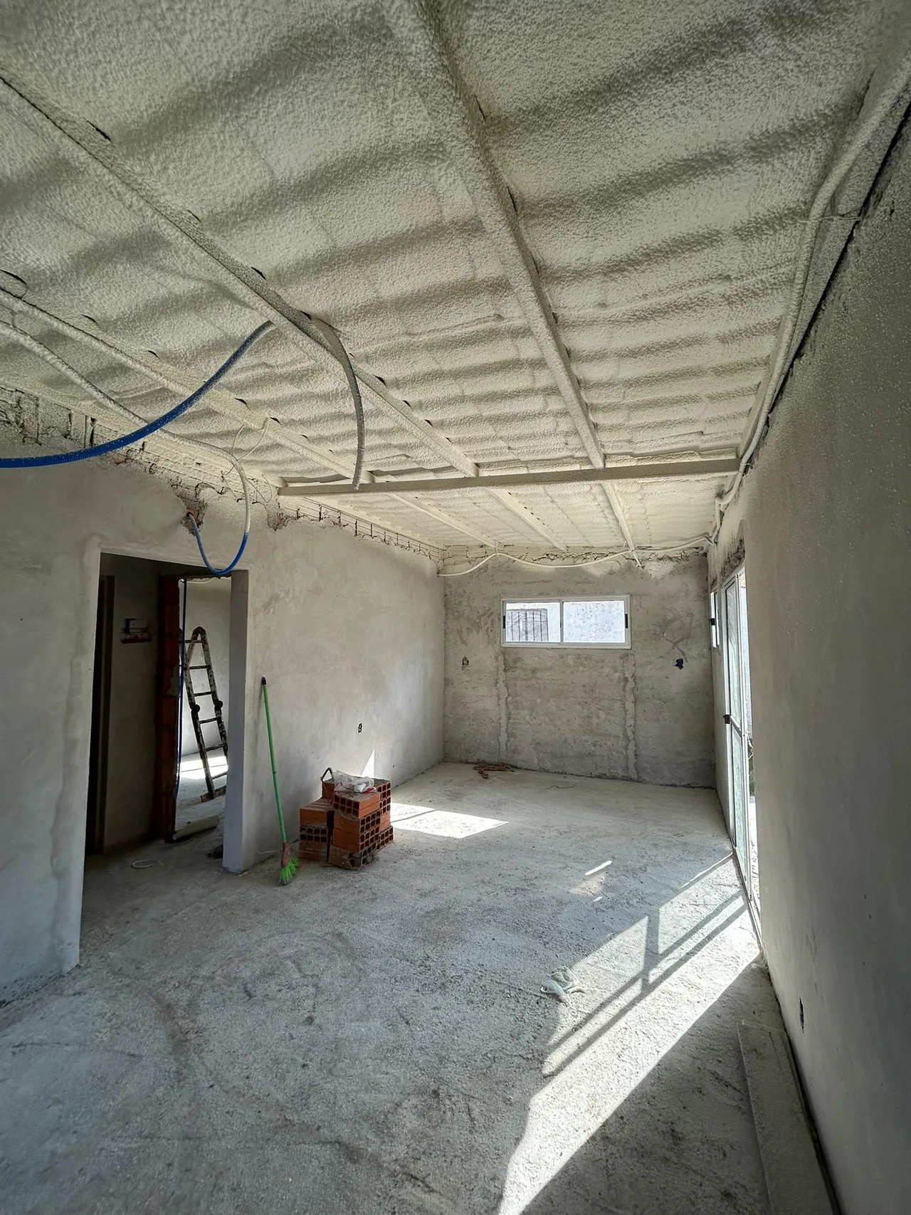 Aislamiento térmico de techo con poliuretano proyectado en Uruguay