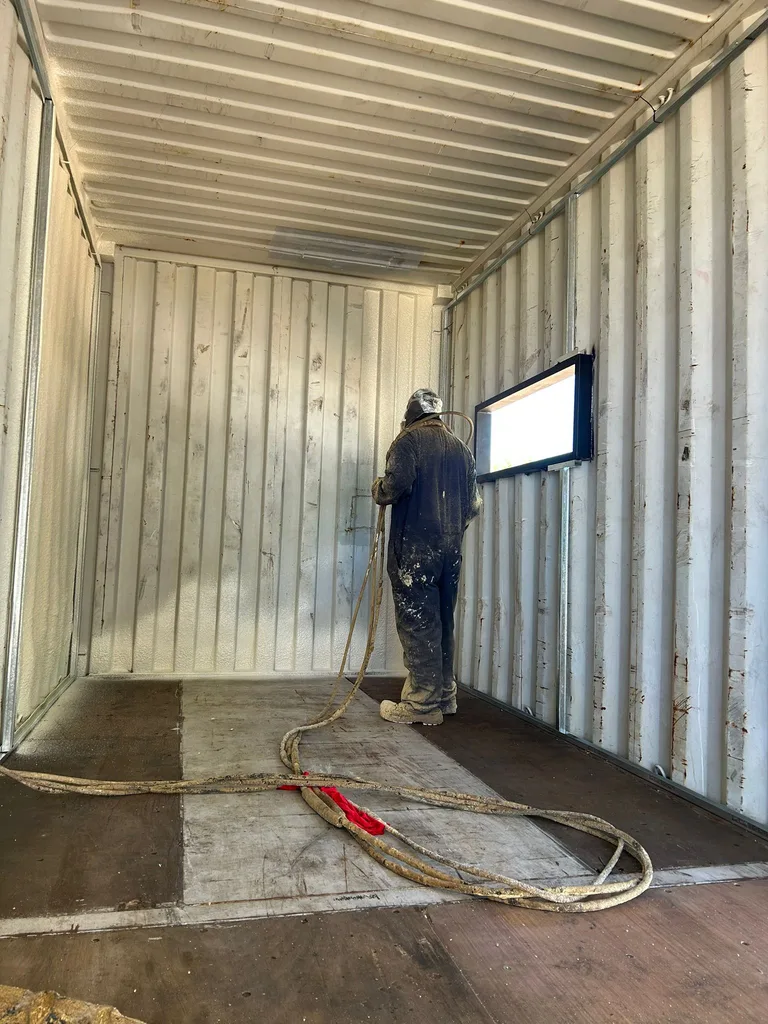 Casa container sin aislamiento térmico, antes de la impermeabilización