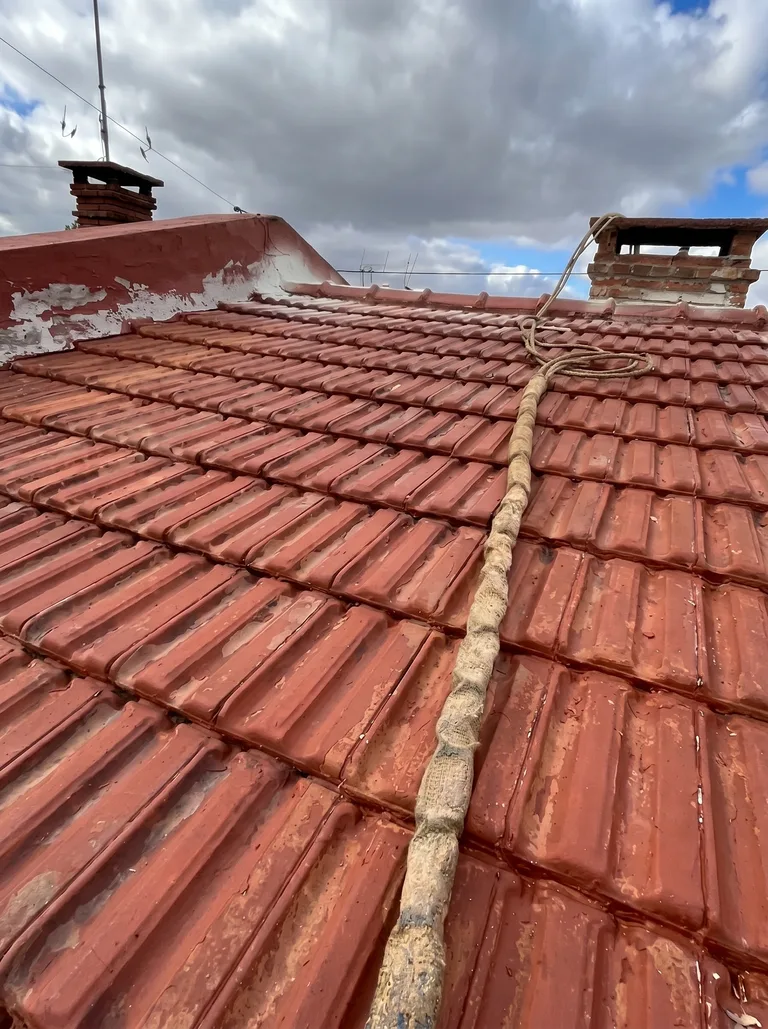 Techo de teja rojo sin impermeabilizar