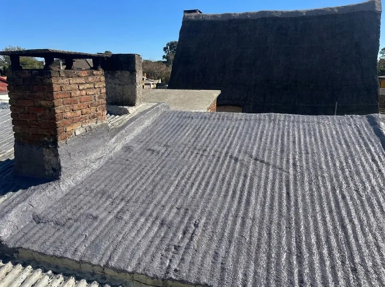 Techo de chapa acanalada proyectado con espuma de poliuretano, listo para impermeabilizar
