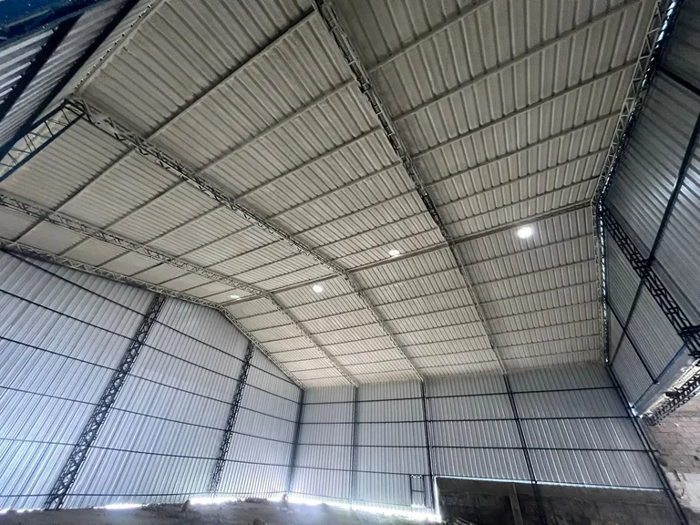 Interior de una nave industrial con la cubierta aislada con poliuretano proyectado
