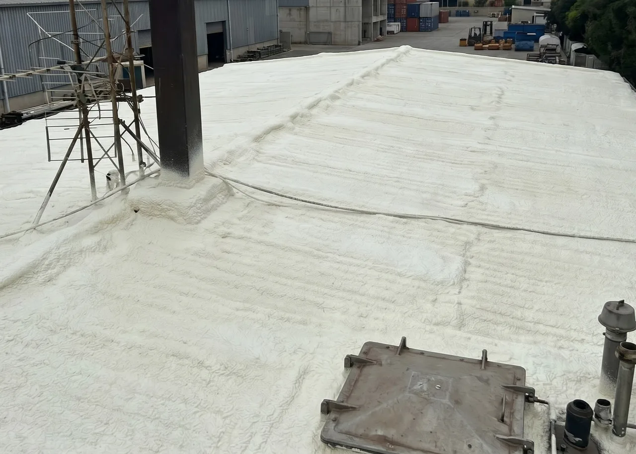 Poliuretano proyectado en techo de galpón industrial en Uruguay