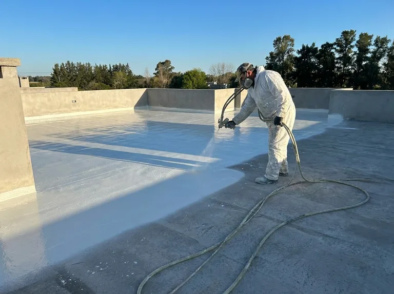 Aplicación de poliurea proyectada como terminación sobre una terraza